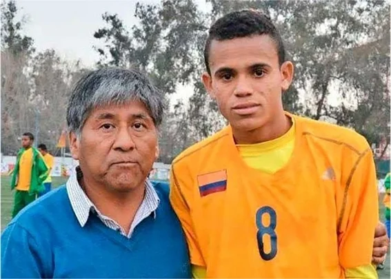 Luis Díaz junto a su padre Manuel Díaz con el uniforme del club colombiano 
