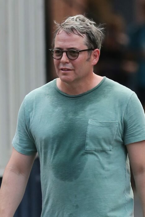 Matthew Broderick sudoroso y en camisa