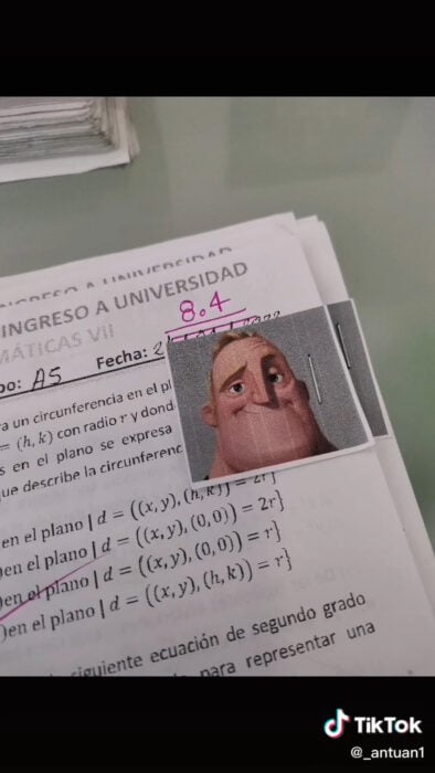 Examen con 8 punto 4 profe antuan tiktok meme mr increíble señor increible sonriendo