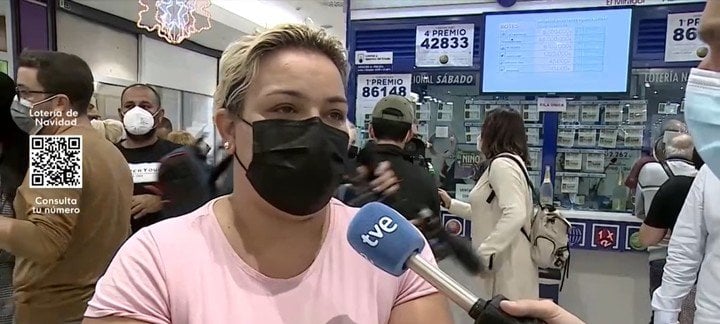 Mujer en una entrevista después de ganar la lotería en un centro comercial en España