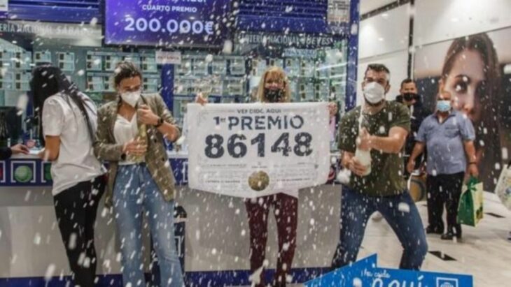 personas con un premio de la lotería en un centro comercial 