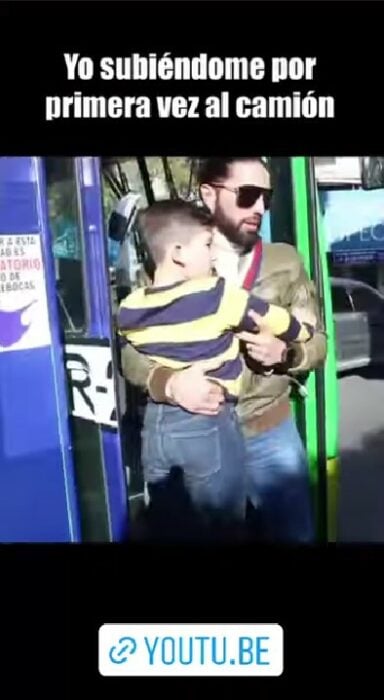 Poncho de Nigris cargando a su hijo bajando de un camión en Monterrey 
