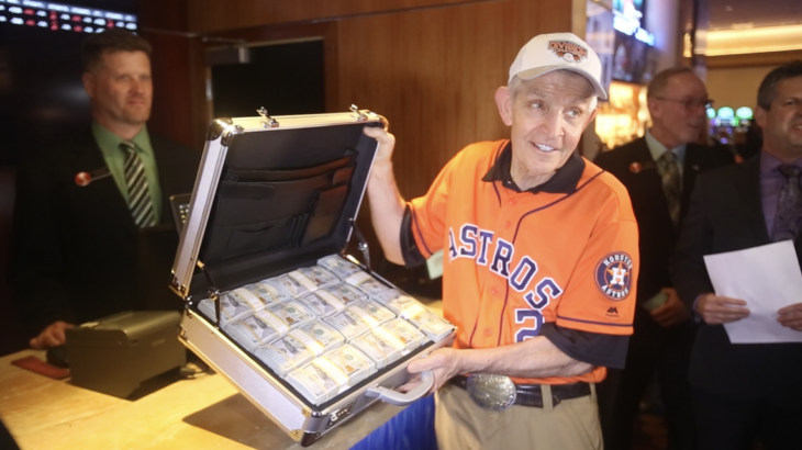 Mattres Mack empresario tejano mostrando un maletín repleto de dólares
