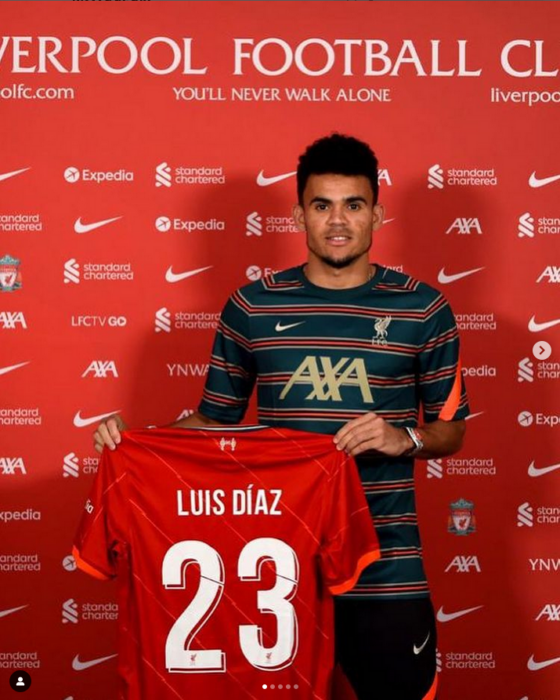 El joven colombiano Luis Díaz presume su nuevo uniforme del Liverpool