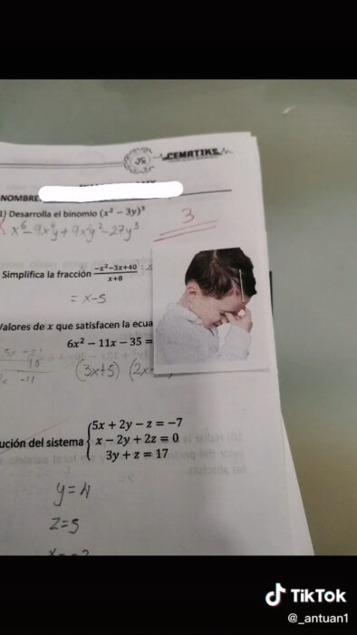 Examen con 3 de calificacion meme de niño presionando su sien profe antuan