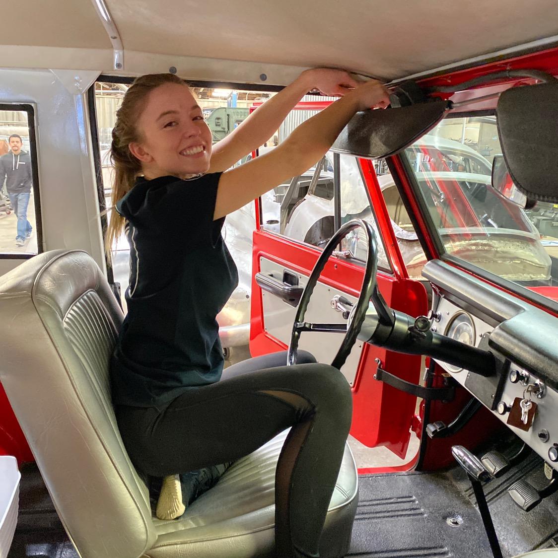Top 91+ Pictures Sydney Sweeney Repairs Cars Excellent