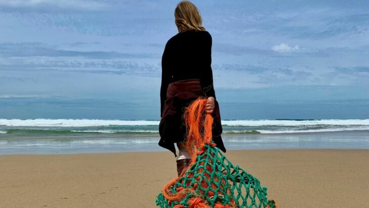 Tracey Williams en su expedición diaria a la playa en busca de juguetes de plástico legos