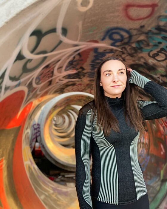 Alexandra Hunt en túnel grafiteado