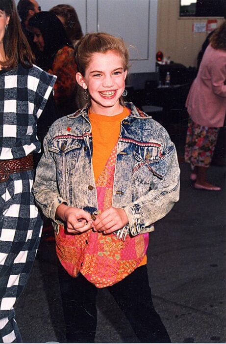 Anna Chlumsky sonriendo