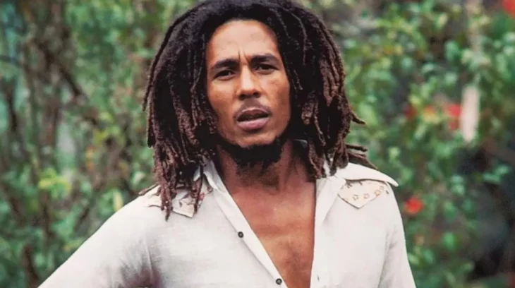 Bob Marley a la intemperie con camisa blanca