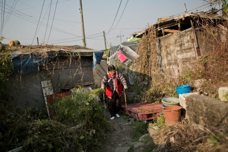 Mujer de Guryong en la calle