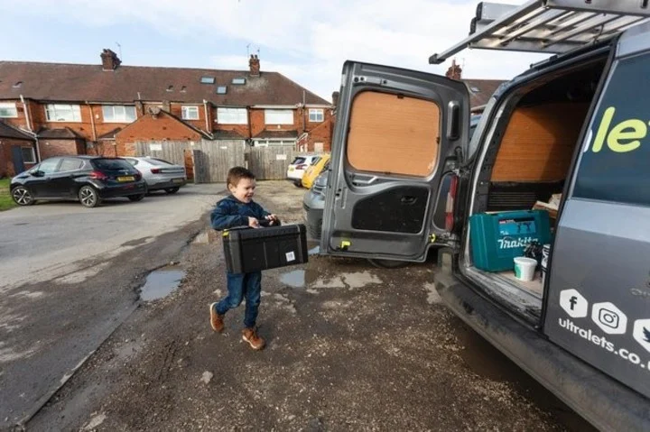 Isaac Hartley cargando la caja de herramientas de su padre a la camioneta de la compañía Ultralets