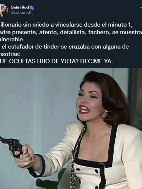 Mujer apuntando con un arma frenéticamente