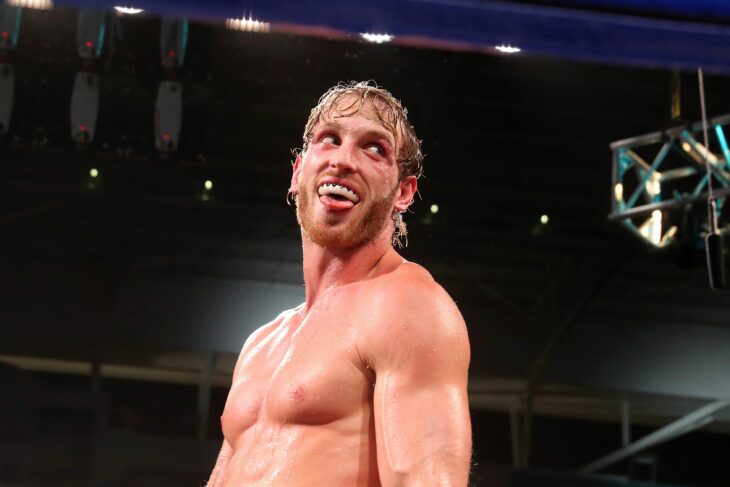 Logan Paul sonriendo durante su encuentro con Mayweather