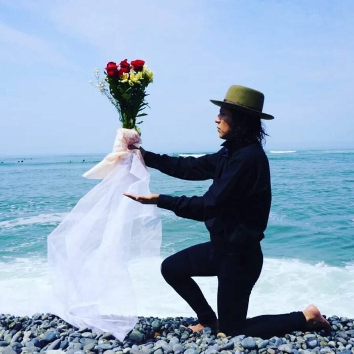 Richard Torres presenta un ramo de flores al mar