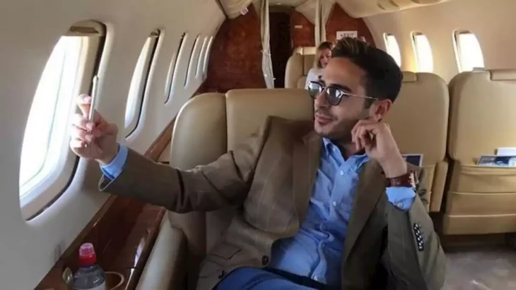 Simon Liviev en avión privado