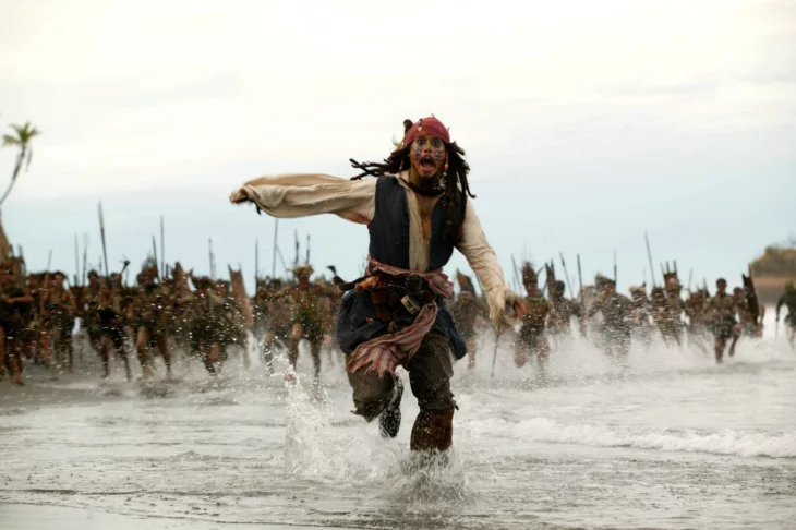 Johnny Depp como jack sparrow siendo perseguido por canibales