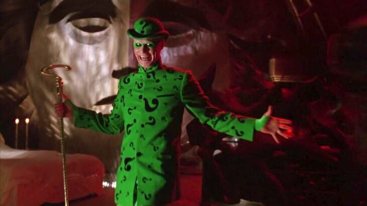 Jim Carrey como el acertijo en traje formal