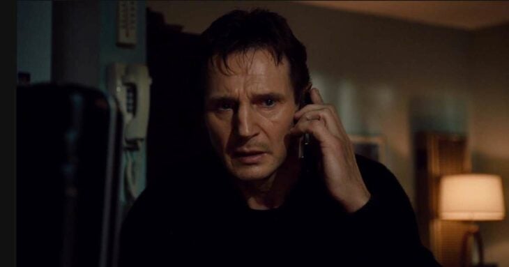 Liam Neeson al teléfono