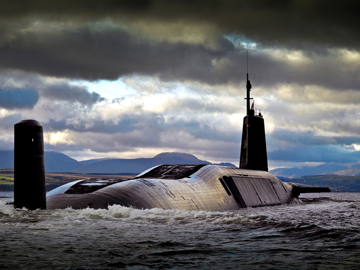 La HMS Vengeance regresando a su puerto en el río Clyde en escocia, en 2007, parte de la Marina Real Británica, uno de sus cuatro submarinos clase Vanguardia armados con armas nucleares