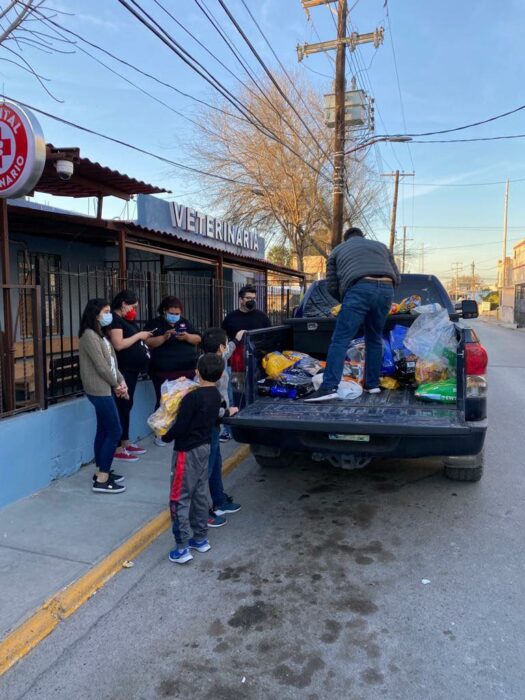 Familia de Eva, transpportando la comida a la veterinaria