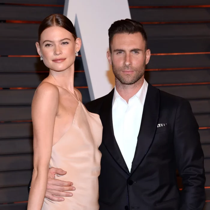 Behati Prinsloo y Adam Levine