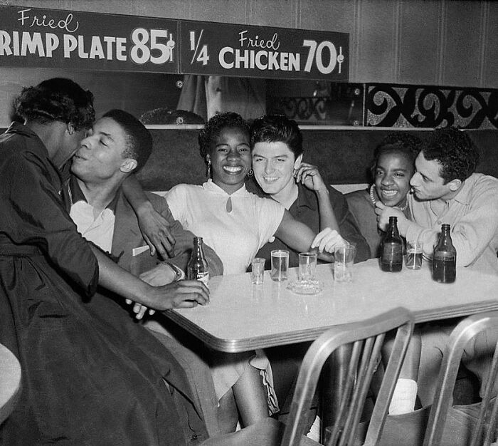 Parejas felices en una fuentre de sodas de 1969