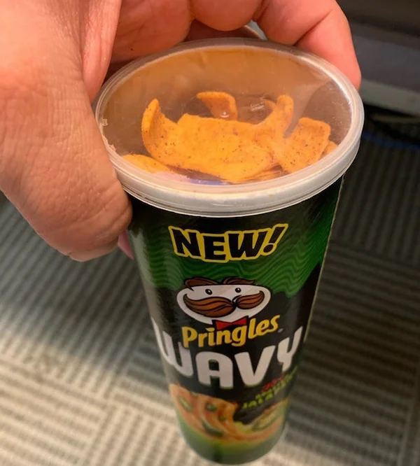 botes de Pringles reutilizados