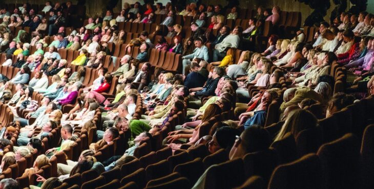 Gente durmiendo en el teatro