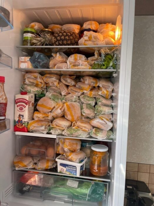 Refrigerador lleno de hamburguesas