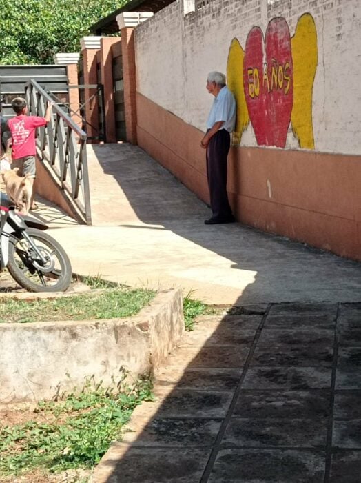 Lolo esperando afuera de la escuela