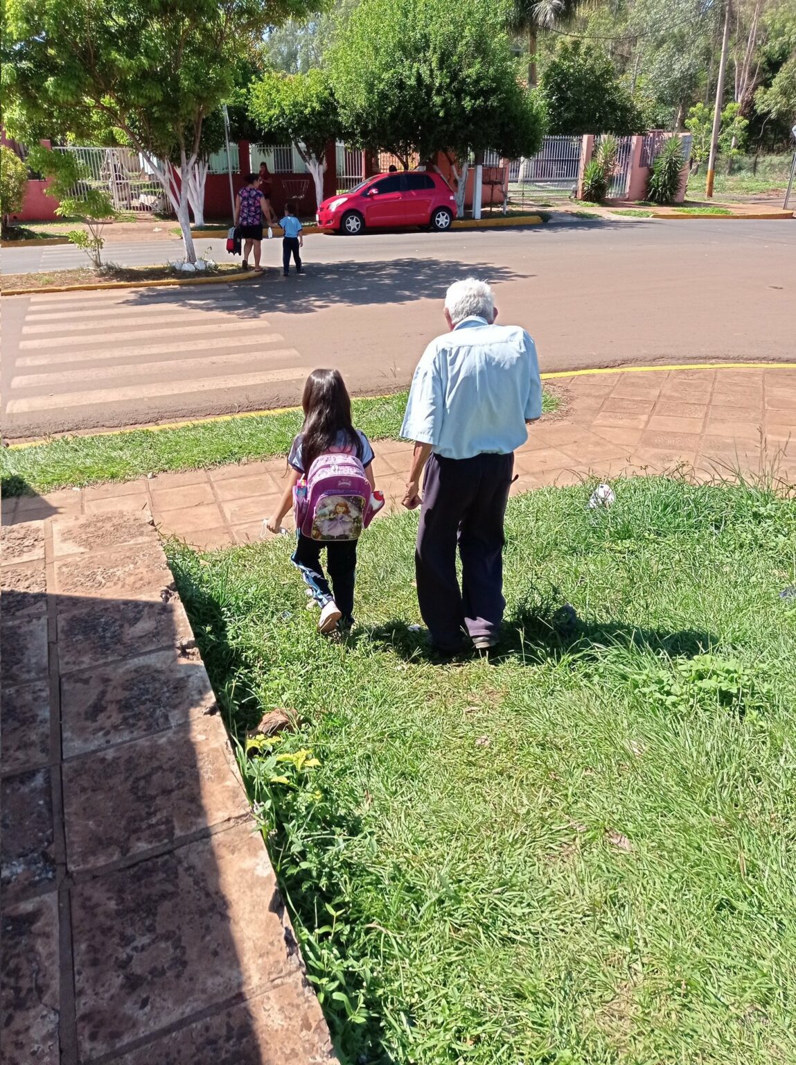 Abuelo de 90 años acompaña a su nieta todos los días a la escuela