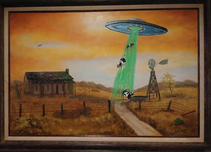 pintura de pared de una granja donde una nave extraterrestre se está llevando las vacas 