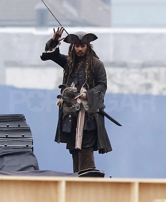 Adiós jack sparrow johnny depp saludando