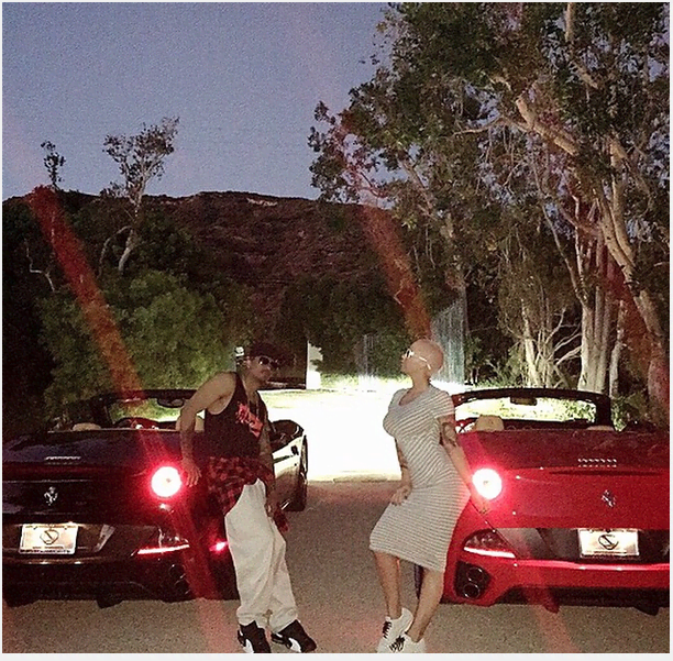 Nick Cannon Amber Rose en Ferrari a la par