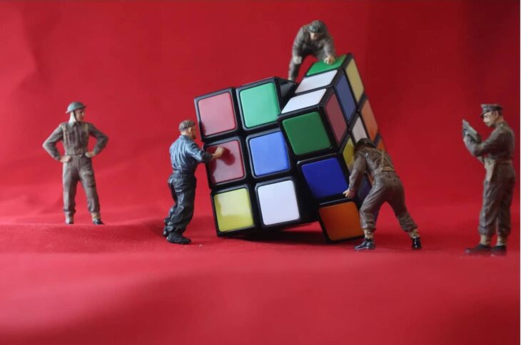 cubo de rubik y soldaditos de juguete