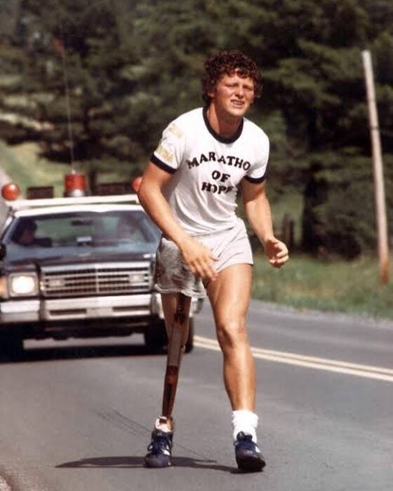 Terry Fox corriendo contra el cáncer