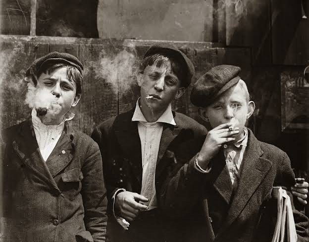 Niños repartidores de periódicos fumando en 1910