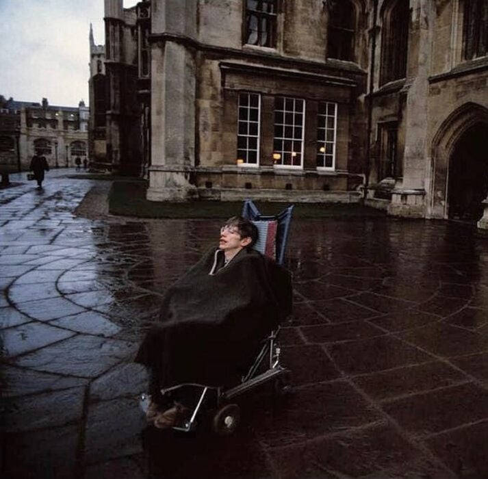 Stephen Hawking bajo la lluvia