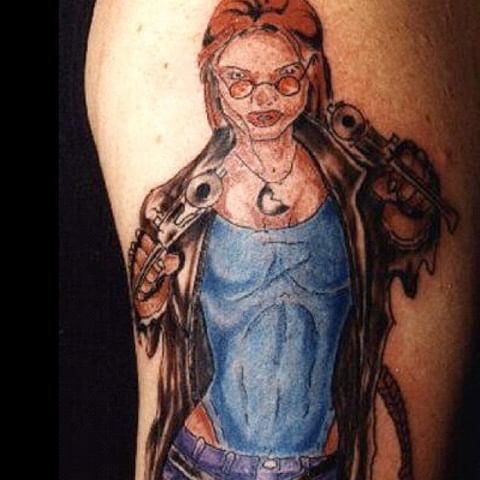 Lara descuidada tatuaje