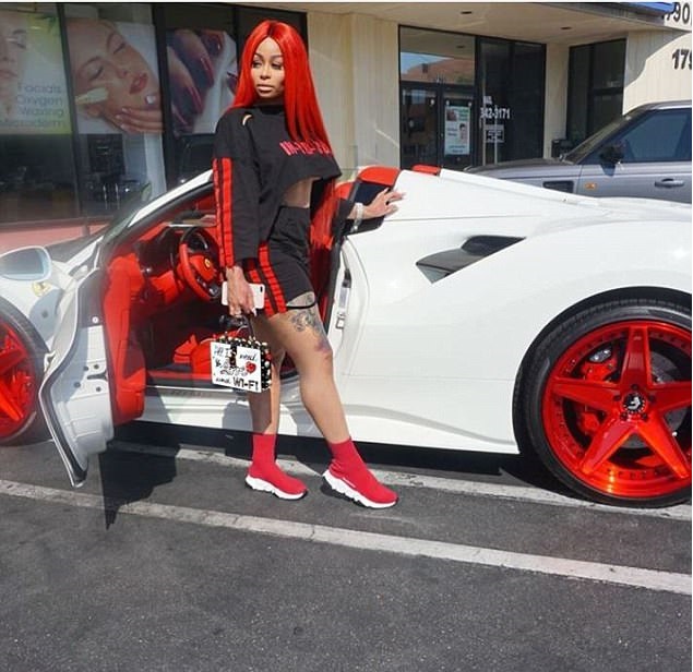 Blac Chyna y su Ferrari