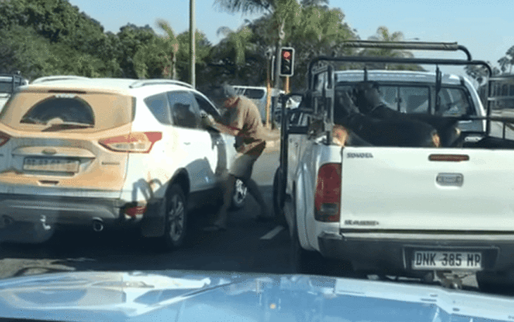 hombre golpea a conductor