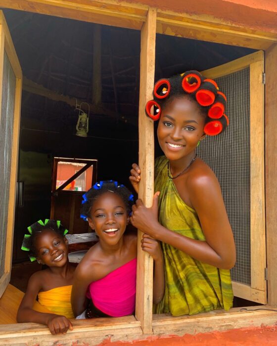 Hamamat con sus dos hijas en la ventana