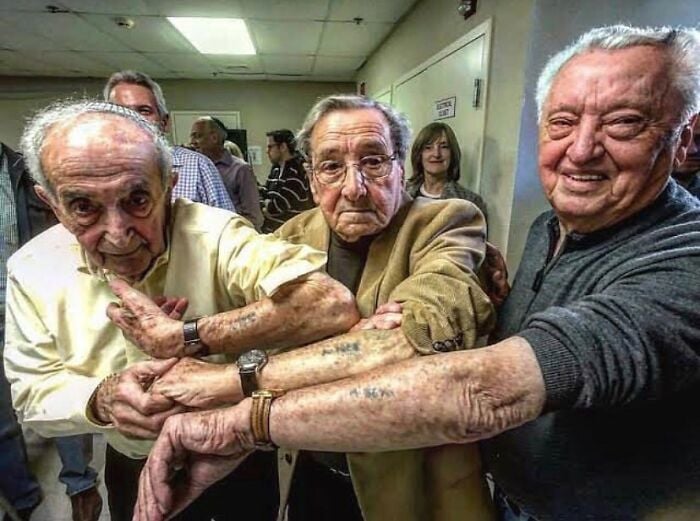 Auschwitz tres hombres muestran tatuajes