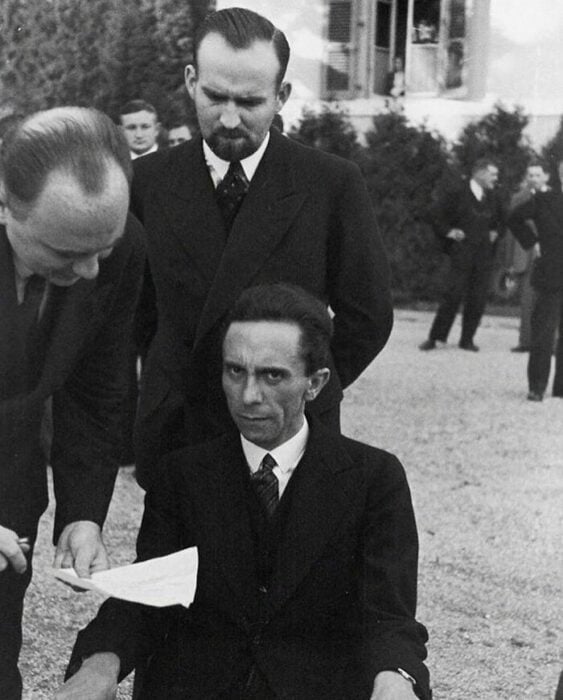 Goebbels mira al pajarito
