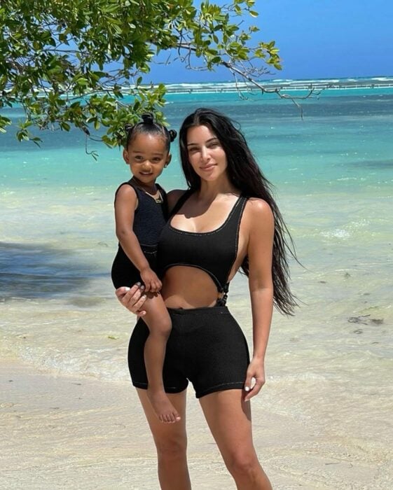 Kim Kardashian en la playa