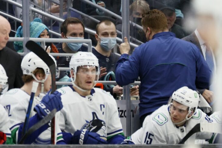 Brian "Red" Hamilton conversando por medio de señas con Nadia en el partido de hockey