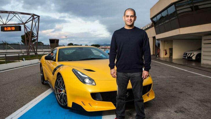 Chris Harris junto a un Ferrari