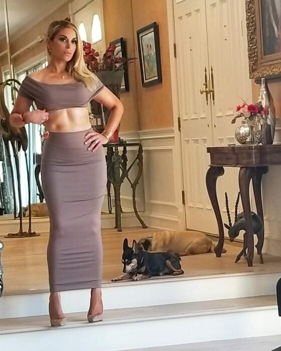 Marcela iglesias en vestido midriff