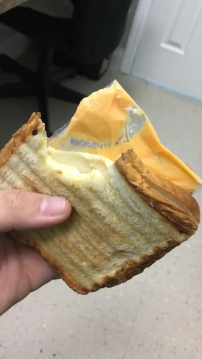 Queso con plástico